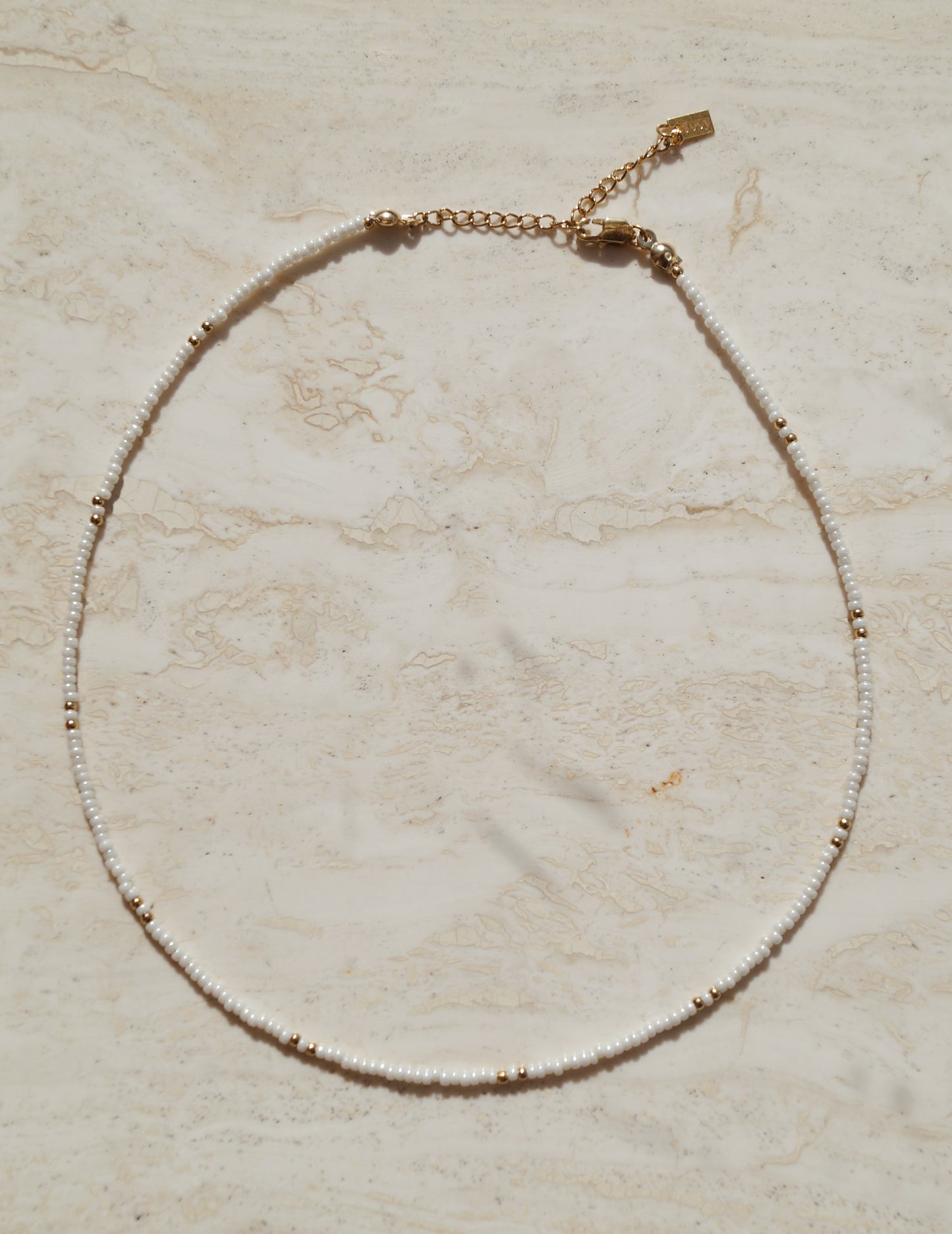 Subtiele witte ketting met goud, Subtiele witte halsketting met goud