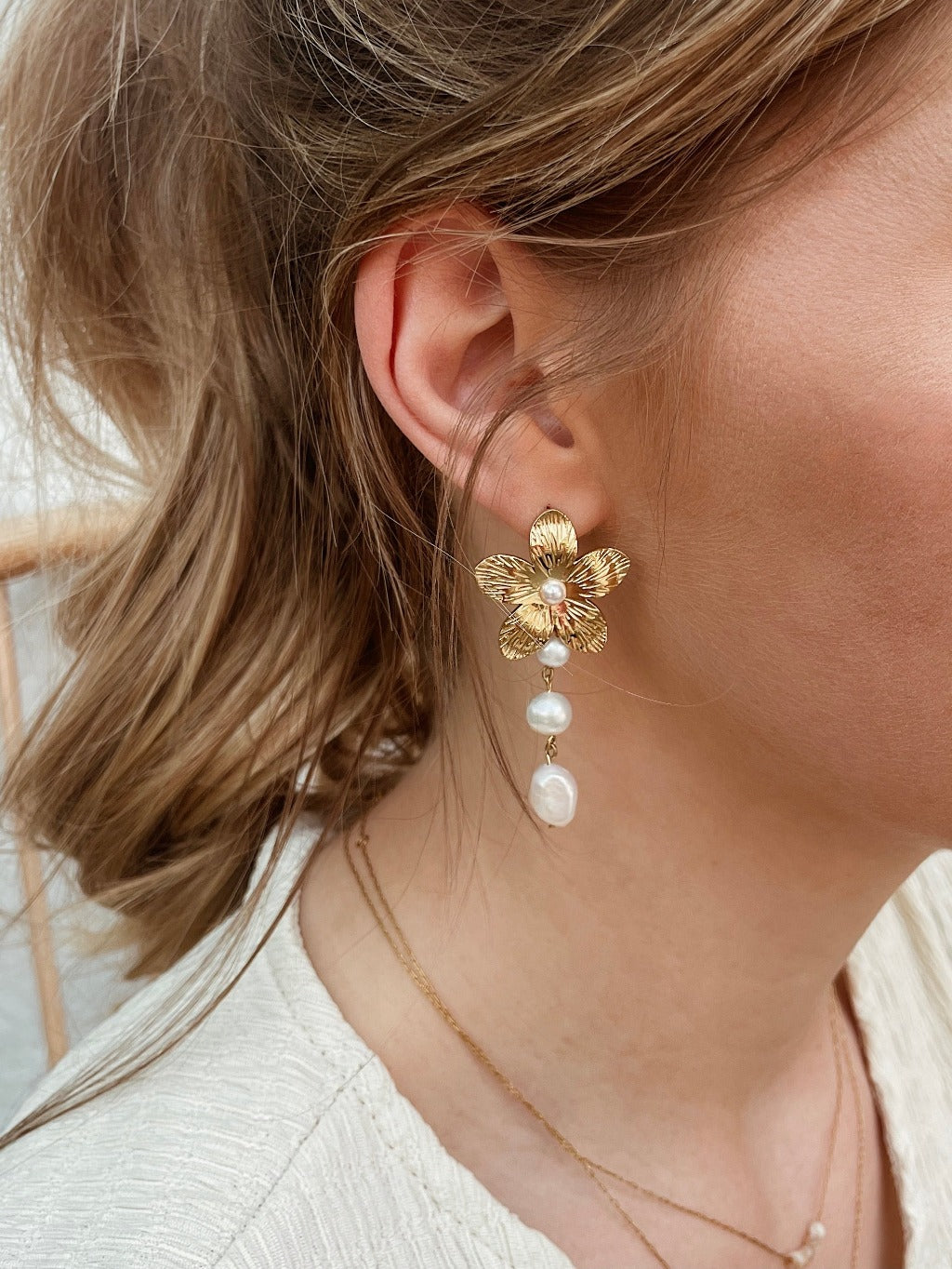 Oorbellen met krachtig bloemmotief, Statement oorringen met elegante bloemen, Bloemenmotief oorbellen met impact, Opvallende bloemen oorhangers met allure, Sierlijke statement oorsieraden met bloemen, Chique bloemige oorbellen voor statement look Oorbellen met krachtige bloemenaccenten Bloemige oorstekers als modeverklaring Gedurfde oorringen met opvallende bloemen Elegante statement oorbellen met bloemenmotief