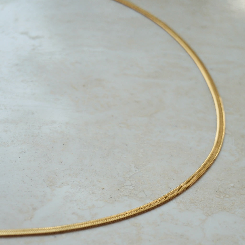 Gouden chique ketting, Elegante gouden halsketting, Stijlvolle gouden collier, Chique gouden sieraad, Verfijnde gouden ketting, Goudkleurige chique hanger, Luxe gouden halsketting, Modieuze gouden ketting, Chique goudkleurige sieraden