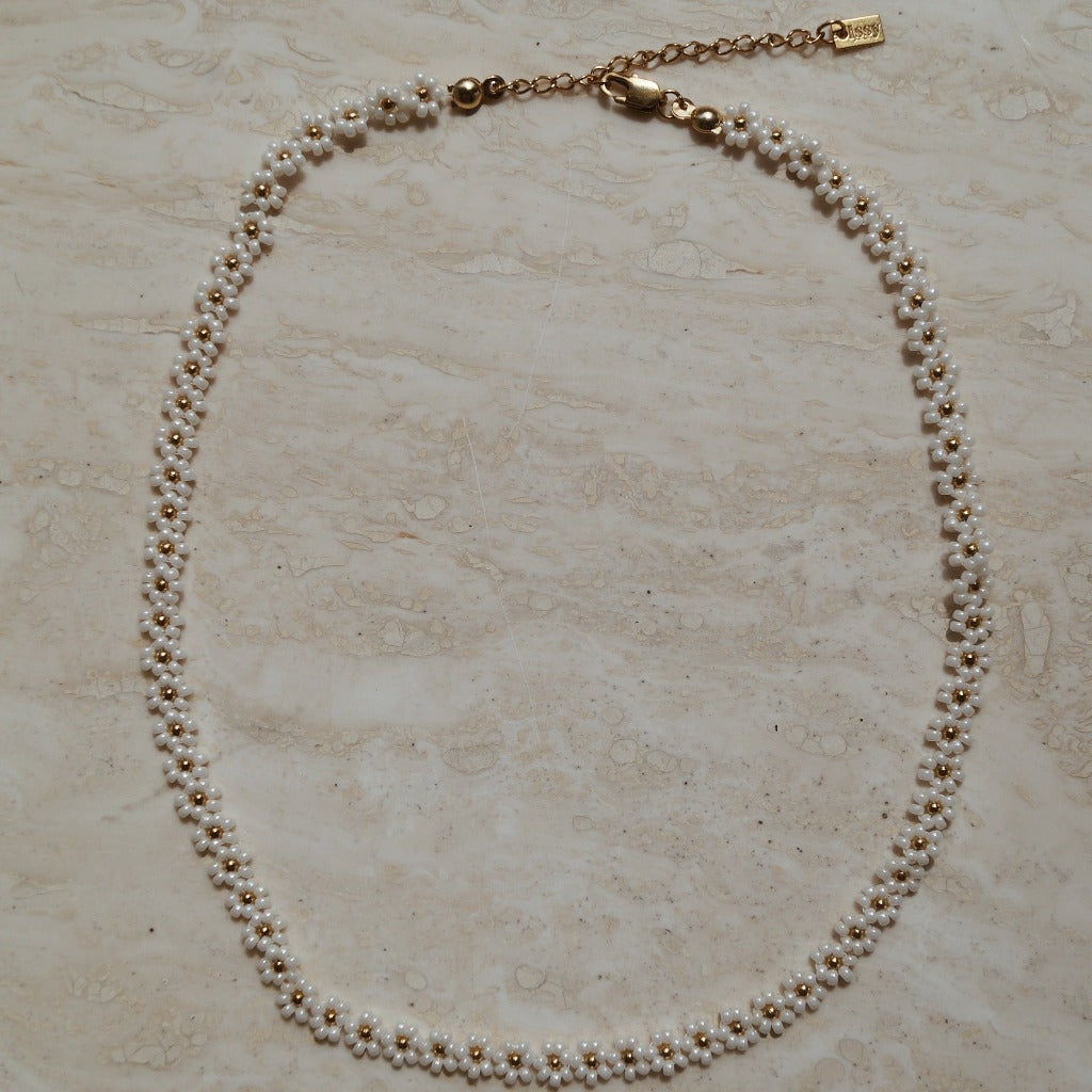 Wit gouden bloemetjes ketting, Delicate bloemen ketting, Goudkleurige witte bloemen halsketting, Ketting met bloemmotief, Elegante witte gouden ketting met bloemetjes, Bloemenmotief halsjuweel, Chique gouden ketting met bloemen