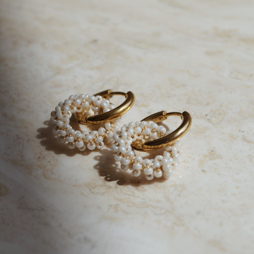 Gouden oorbellen witte kralen, goud witte oorbellen, gold earrings