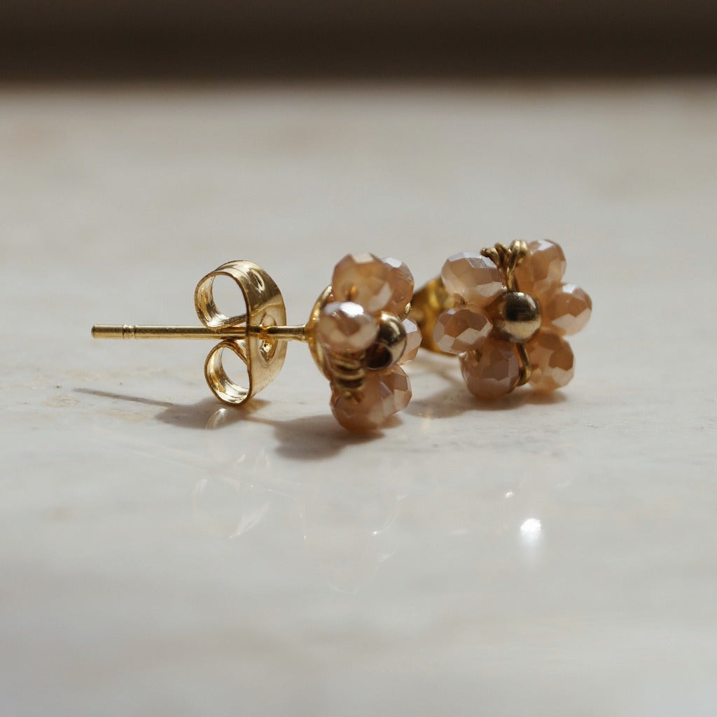 Beige bloem oorbel knopje, Bloemige stud oorbellen, Neutrale tinten oorsieraden, Delicate bloemen oorknopjes, Subtiele bloemen knopjes, Natuurlijke kleuren ooraccessoires, Bloemenmotief oorstekers