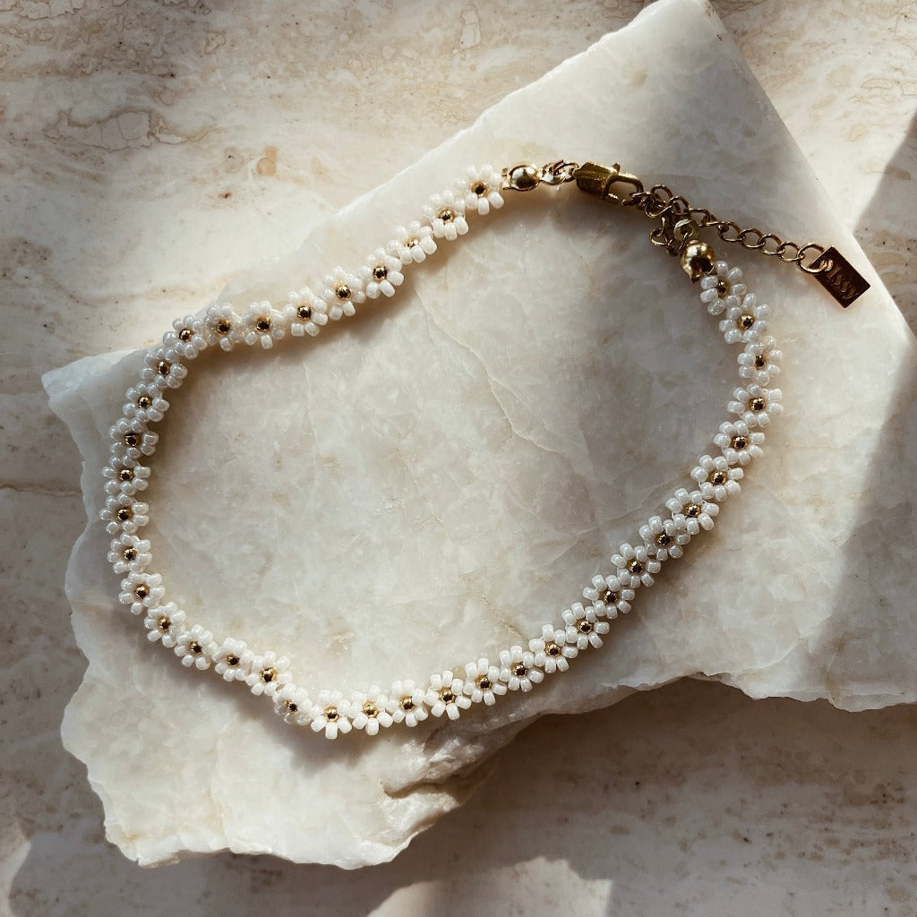 Wit gouden bloemetjes enkelband, Enkelband met bloemmotief, Elegante witte gouden enkelversiering, Enkelbandje met bloemdesign, Gouden enkelketting met subtiel bloemetje, Wit goud enkelband voor bloemenliefhebbers