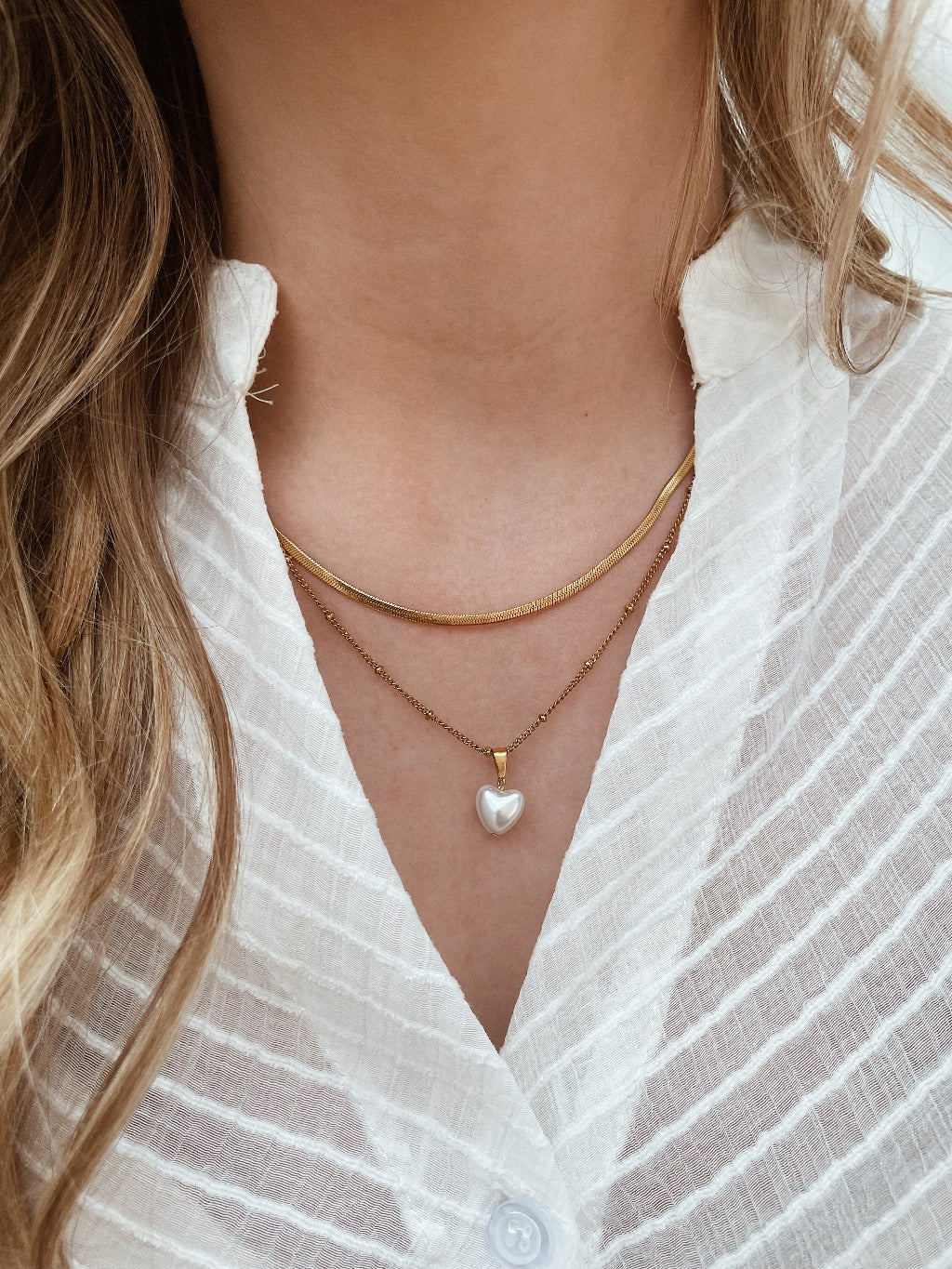 Glamoureuze gouden halsketting Chique sieraden in goud Trendy gouden hanger, Gouden ketting met elegantie, Chique goudkleurige accessoire, Sierlijke goudkleurige halsketting, Gouden ketting met stijl, Chique goudkleurige halsketting, Gouden sieraad met allure, Moderne gouden chique ketting