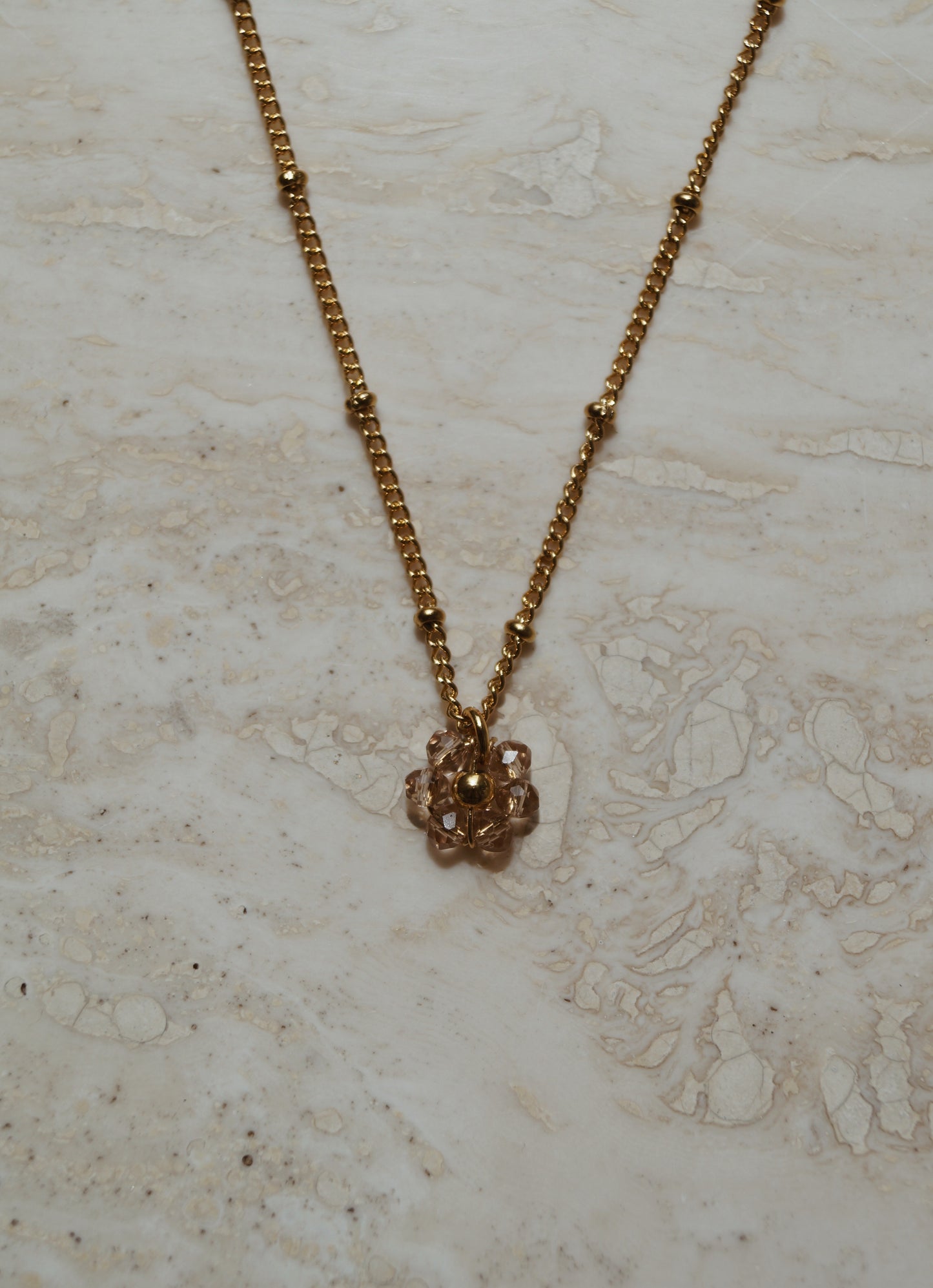 Gouden bloemetjes ketting, champagne kleurige ketting