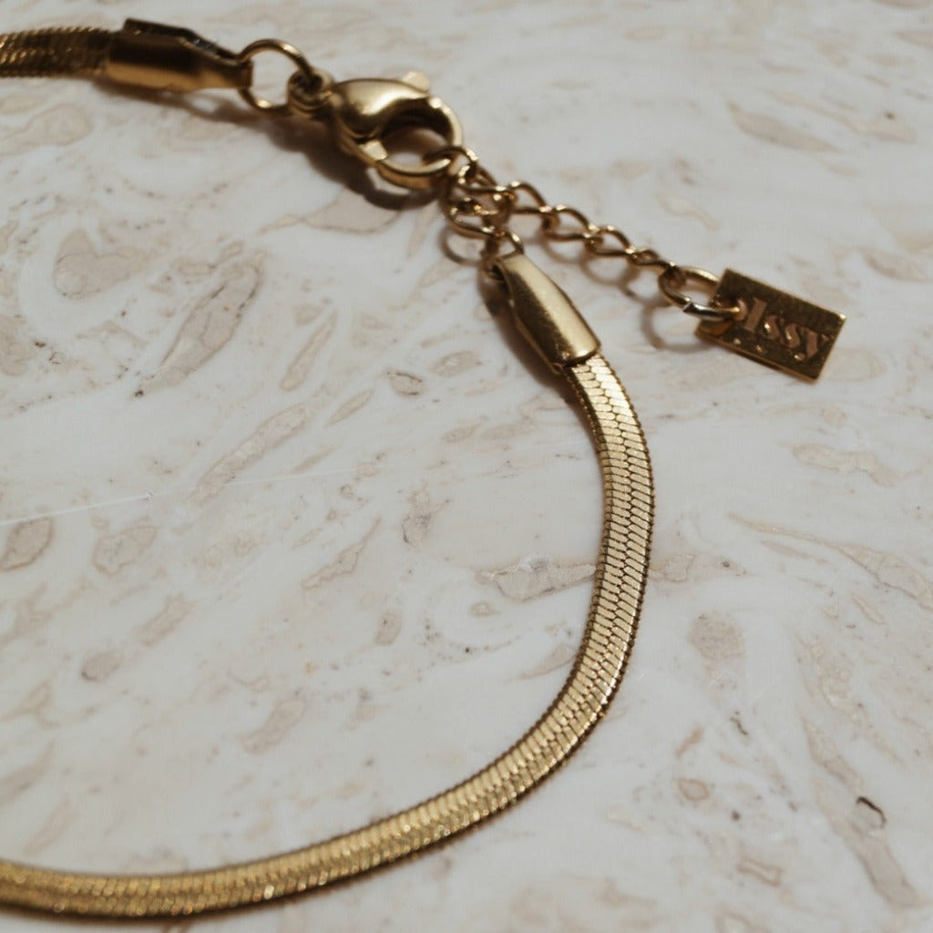 Gouden klassieke armband, Tijdloze gouden polsband, Klassiek gouden armjuweel, Traditionele gouden armband, Verfijnde gouden polssieraad, Elegante klassieke polsband, Luxe gouden klassieker, Stijlvolle gouden armband, Goudkleurige klassieke sieraden, Tijdloze gouden armversiering