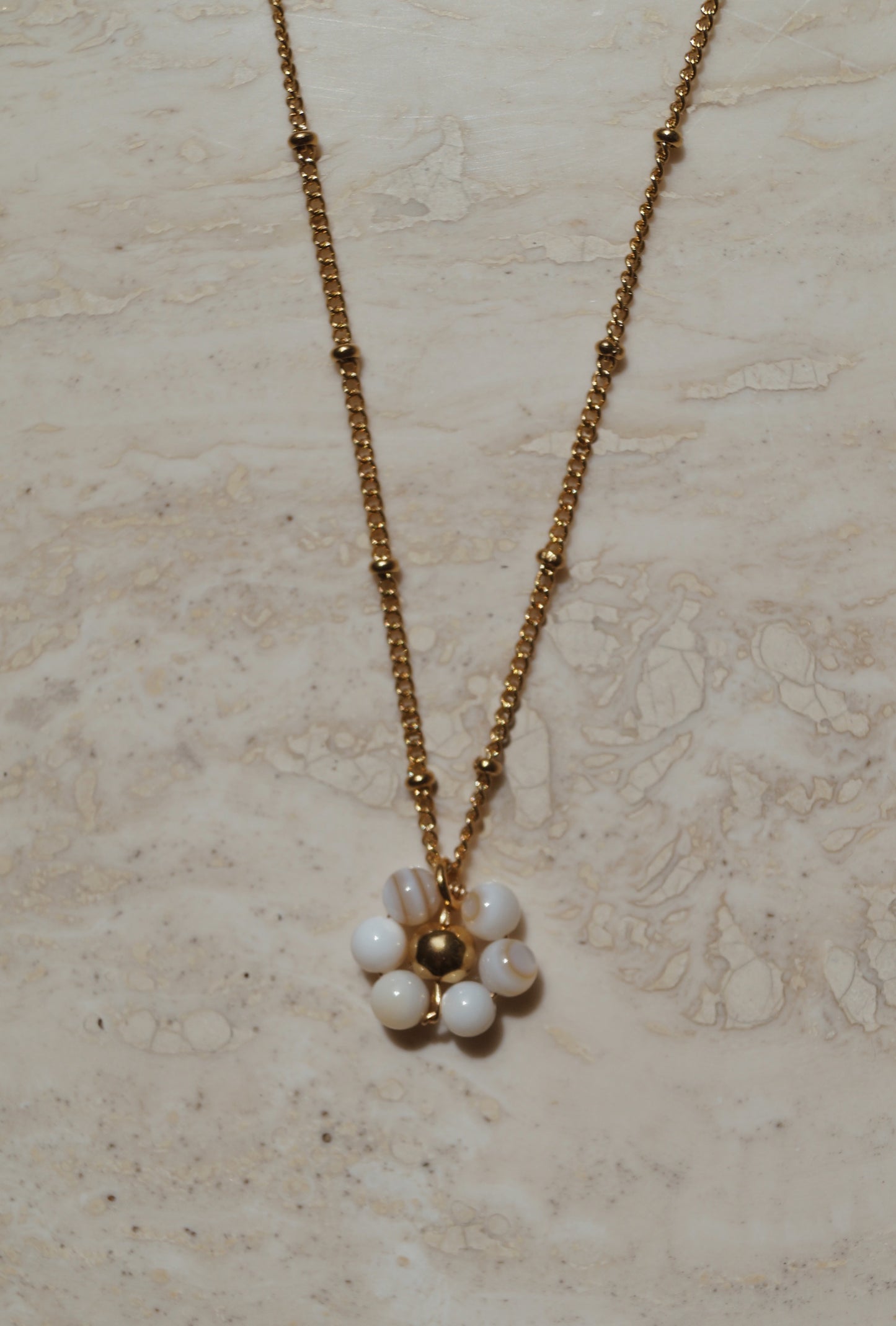 Gouden ketting met bloemetjes schelp hanger, schelpkralen,