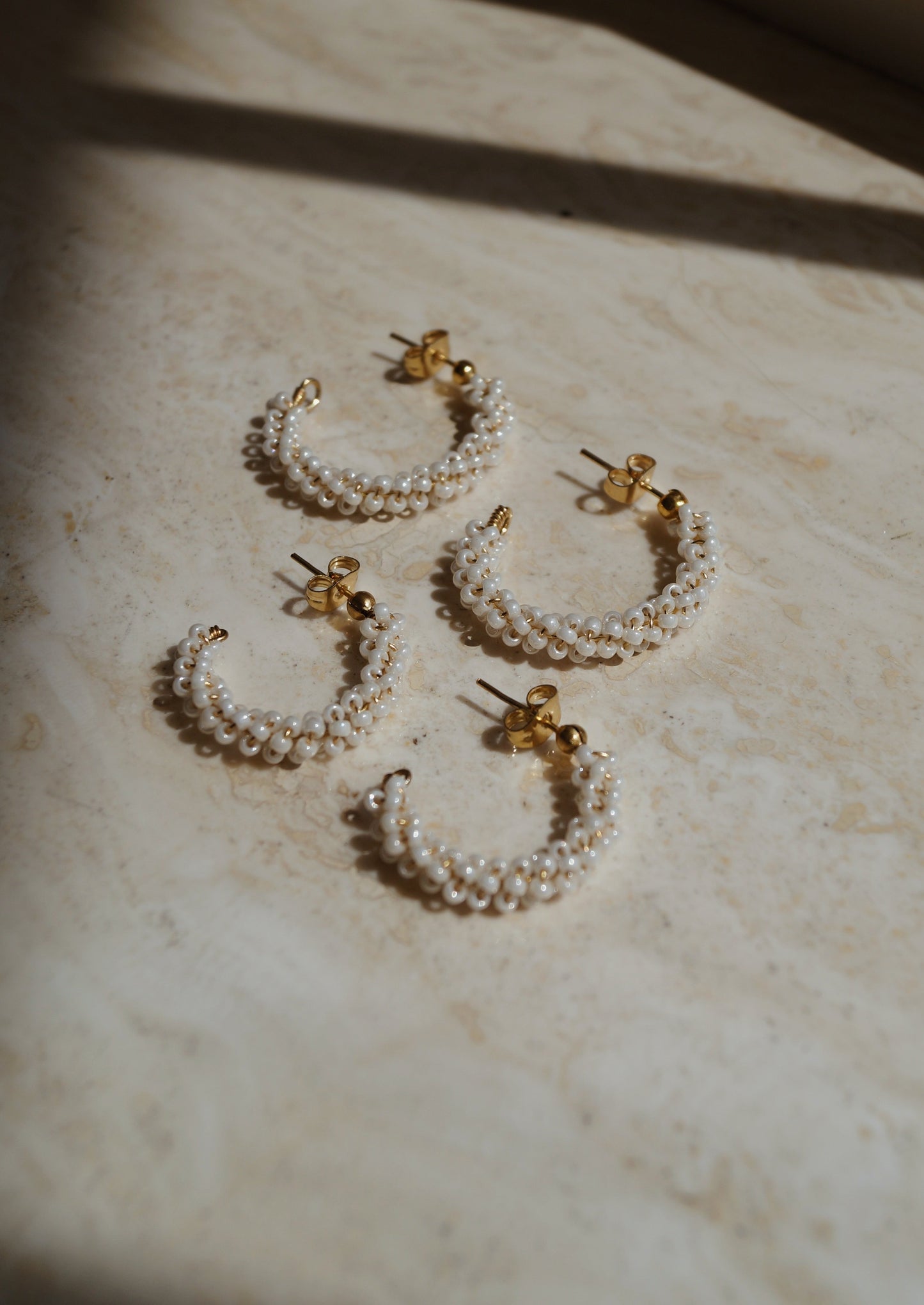 Ronde oorbellen wit, witte oorbellen met gouden details