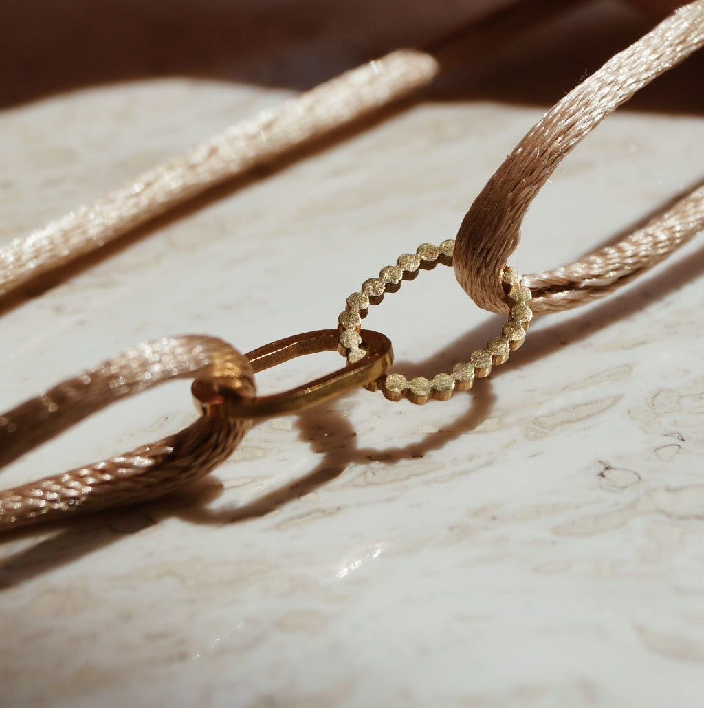 Champagne kleurige ketting, bloemetjes ketting, ketting met bloem