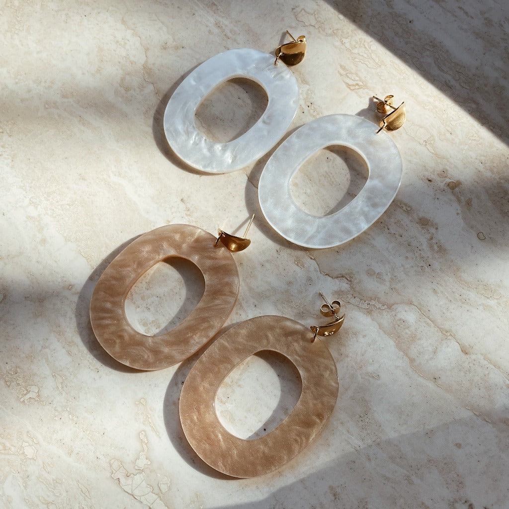Beige oorbellen, oorbellen met hanger, beige oorbellen met hanger, gouden oorbel met beige hanger