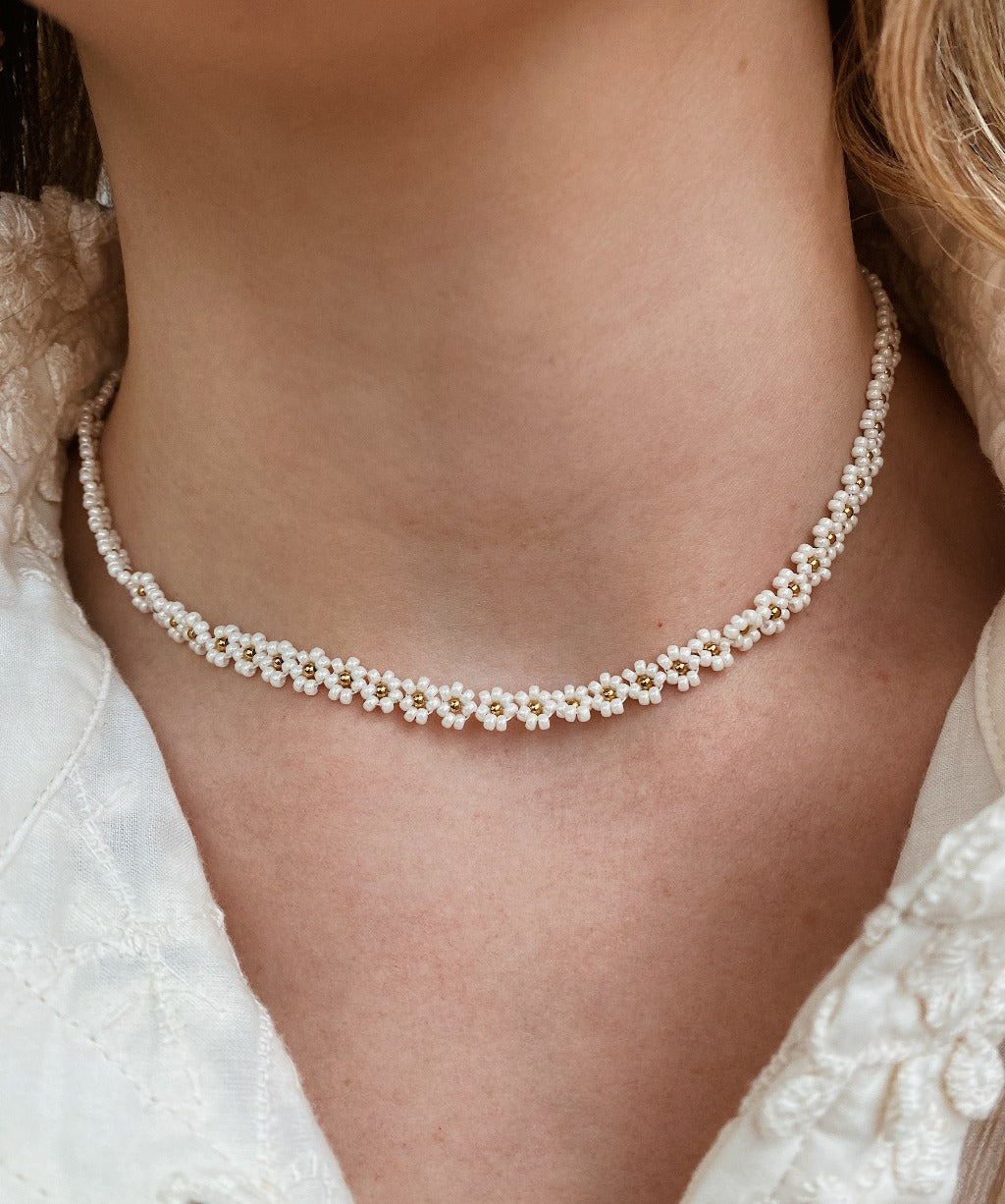 Wit goud ketting met bloemaccent, Sierlijke bloemen halsjuweel, Chique ketting met witte gouden bloemen, Ketting met verfijnde bloemmotieven, Bloemige ketting in wit goud, Elegante ketting met gouden bloemetjes