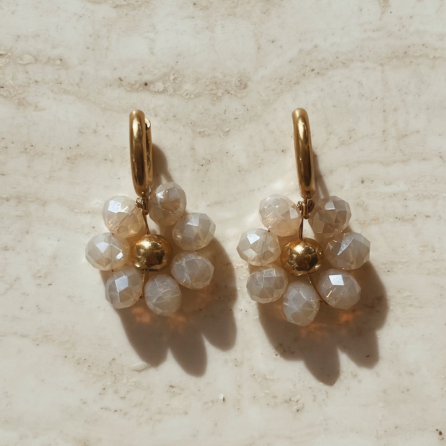 Pearl white, witte oorbellen, witte bloem oorbellen, wit kleurige oorbellen, Bloemen oorbellen wit, witte bloemen