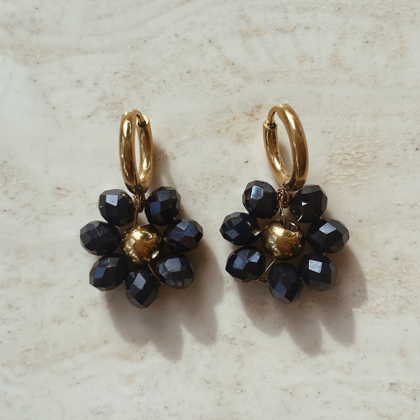 Bleuwe bloem oorbellen, oorringen met elegante bloemen, blauwe bloem oorringen, donkerblauwe bloem oorbellen, donker blauwe oorbellen