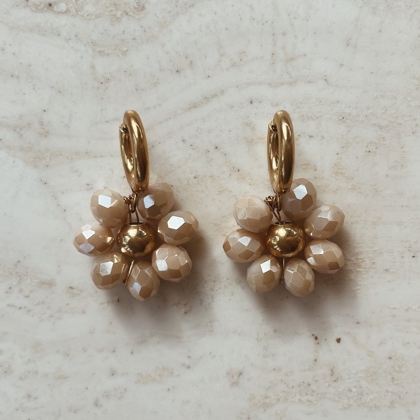Beige bloem oorbellen, Chique beige bloemen oorbellen, Beige oorbellen met bloemdetails, Sierlijke bloemen oorhangers in zachte kleur