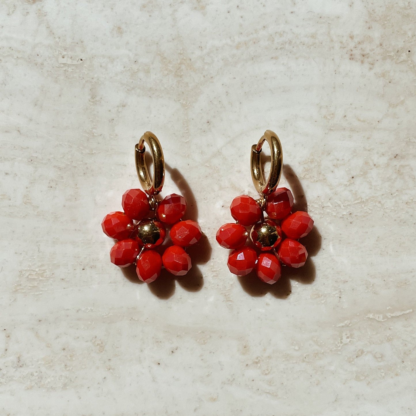 Rode oorbellen, rode bloem oorbellen, Rood kleurige oorbellen, Rode bloemen, Goud rode bloem oorbellen