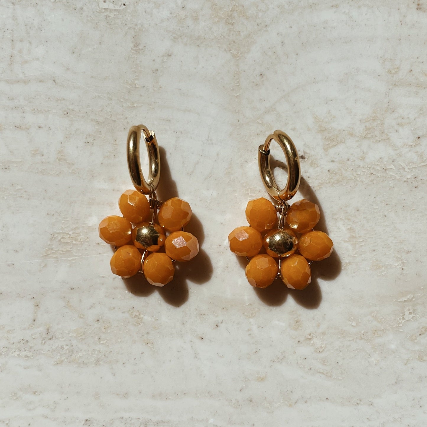 Oranje kleurige oorbellen, oranje bloem oorbellen, oranje oorbellen, oranje kleurige oorbellen, goud oranje oorbellen, koningsdag oorbellen, koningsdag oranje oorbellen goud