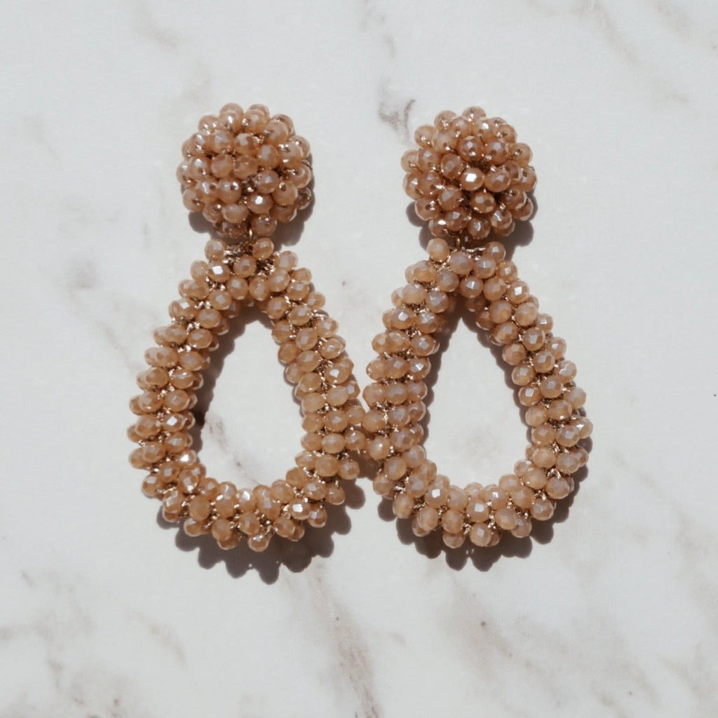 Beige oorbellen, Beige earrings, Hangers, Facetkralen, Grote oorbellen beige
