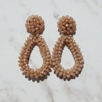 Beige oorbellen, Beige earrings, Hangers, Facetkralen, Grote oorbellen beige