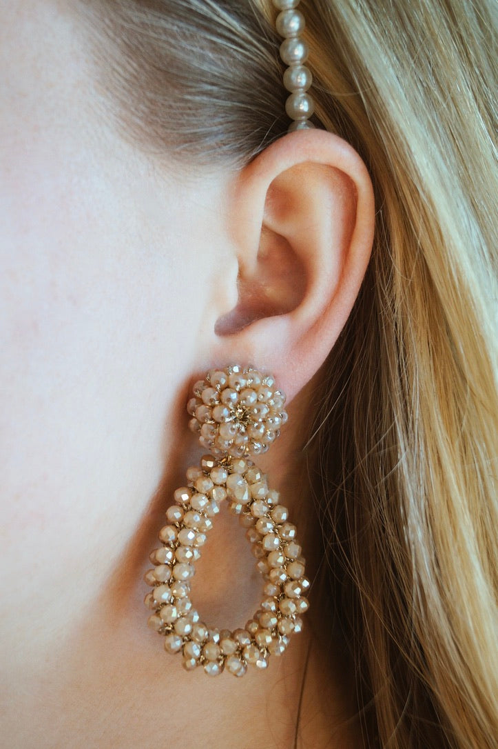 Beige oorbellen, Beige earrings, Hangers, Facetkralen, Grote oorbellen beige