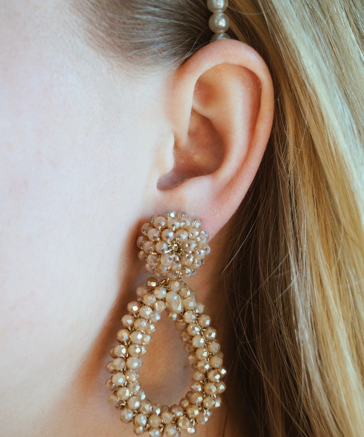 Beige oorbellen, Beige earrings, Hangers, Facetkralen, Grote oorbellen beige