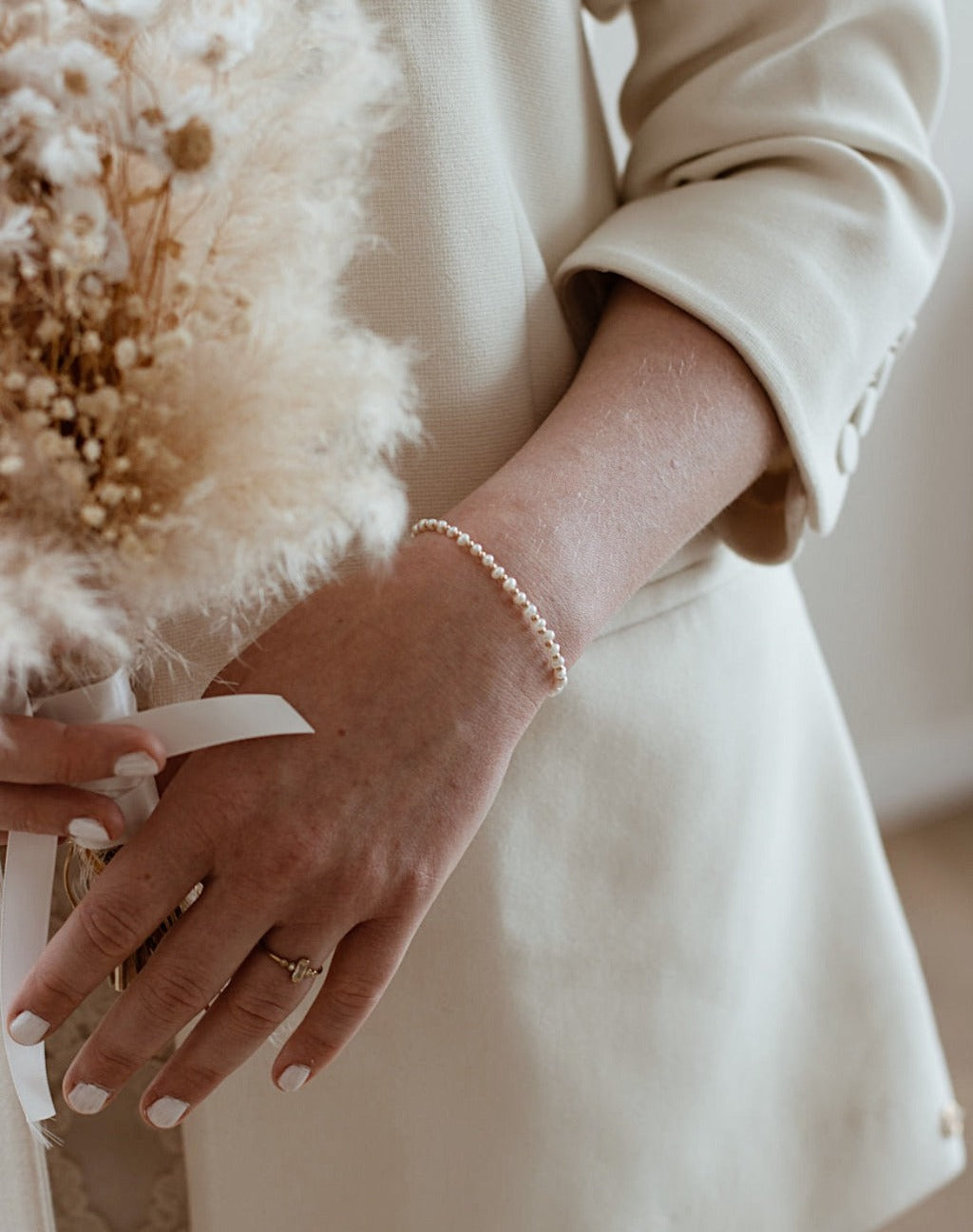 Gouden armband met hoogwaardige parels. Chique uitstraling. Bruidssieraad.