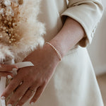 Gouden armband met hoogwaardige parels. Chique uitstraling. Bruidssieraad.