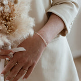 Gouden armband met hoogwaardige parels. Chique uitstraling. Bruidssieraad.