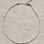 Subtiele witte ketting met goud, Subtiele witte halsketting met goud