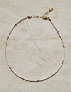 Subtiele witte ketting met goud, Subtiele witte halsketting met goud
