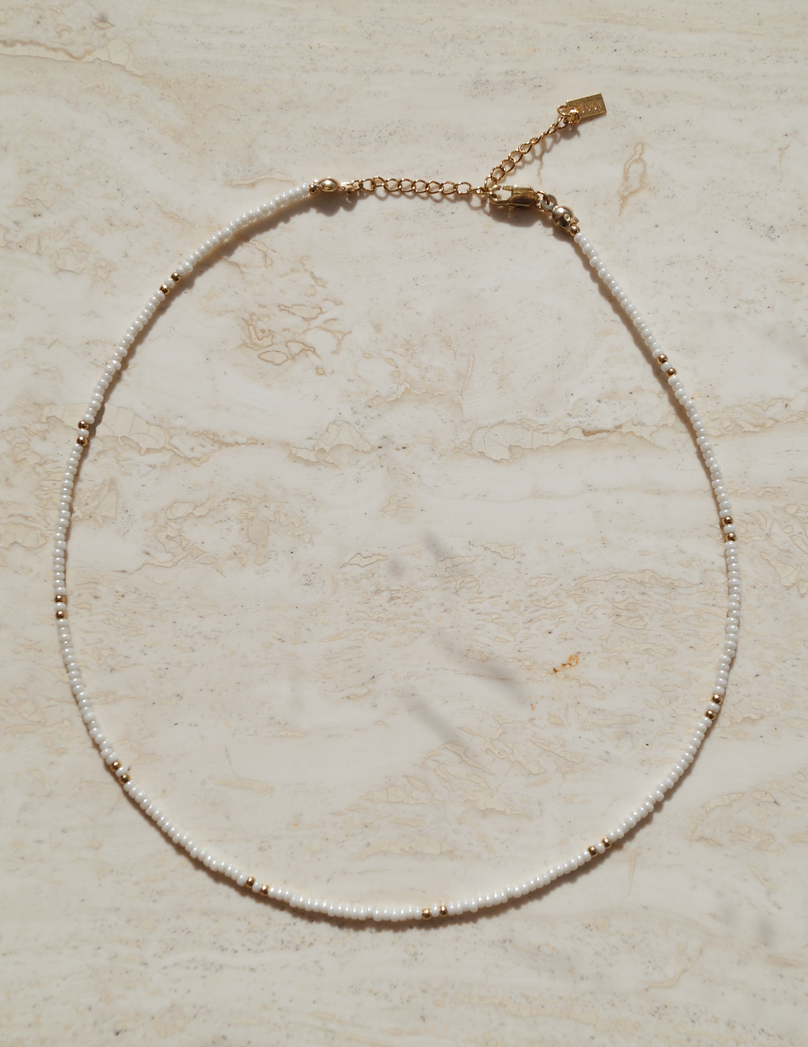 Subtiele witte ketting met goud, Subtiele witte halsketting met goud