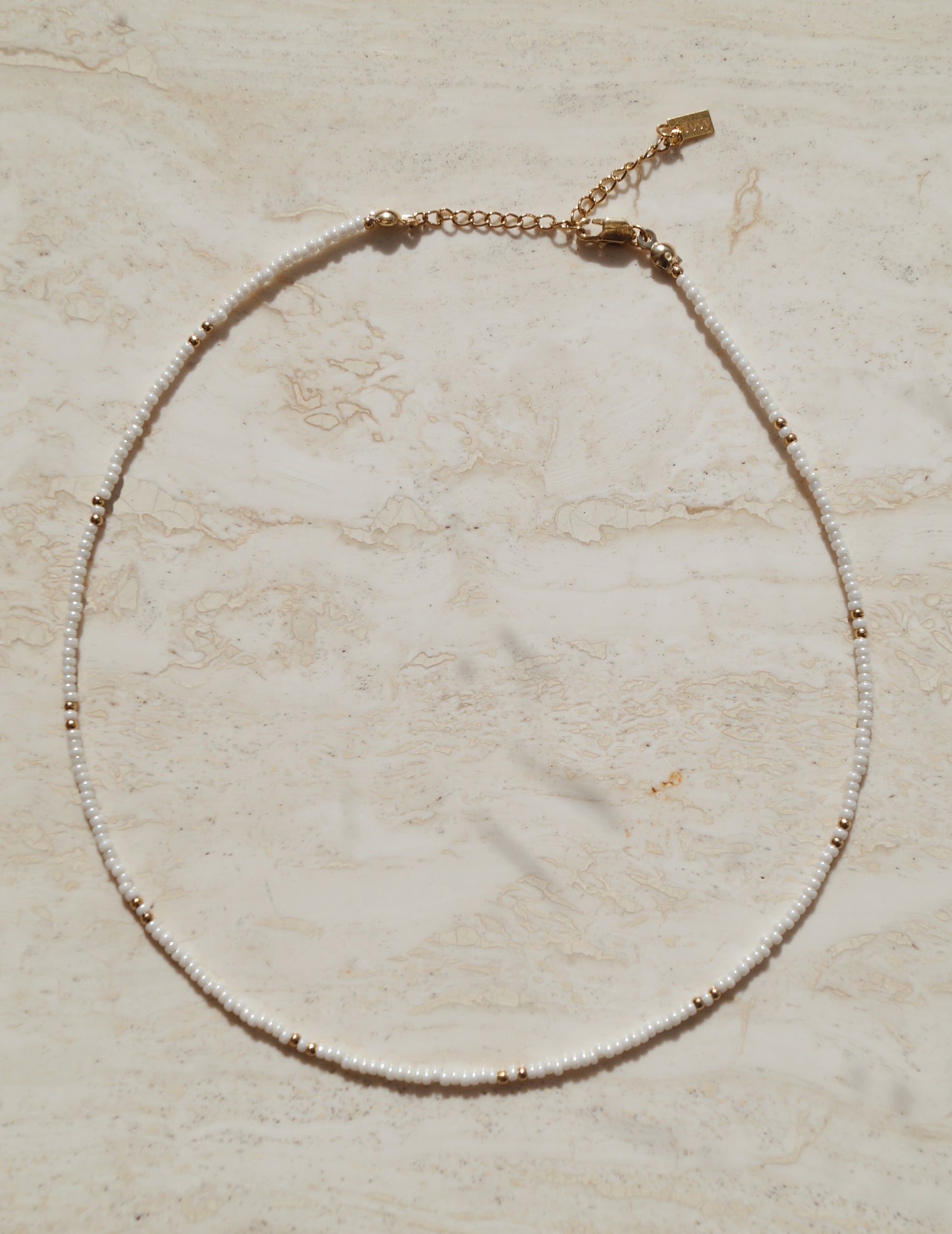 Subtiele witte ketting met goud, Subtiele witte halsketting met goud