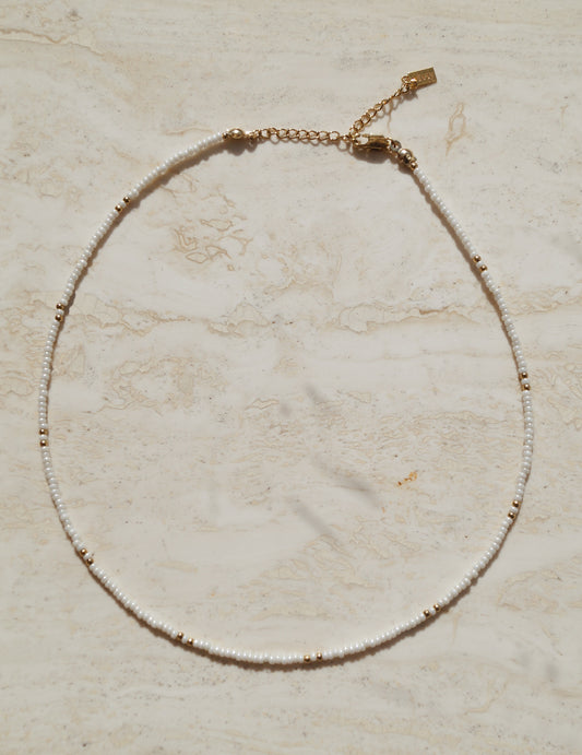 Subtiele witte ketting met goud, Subtiele witte halsketting met goud