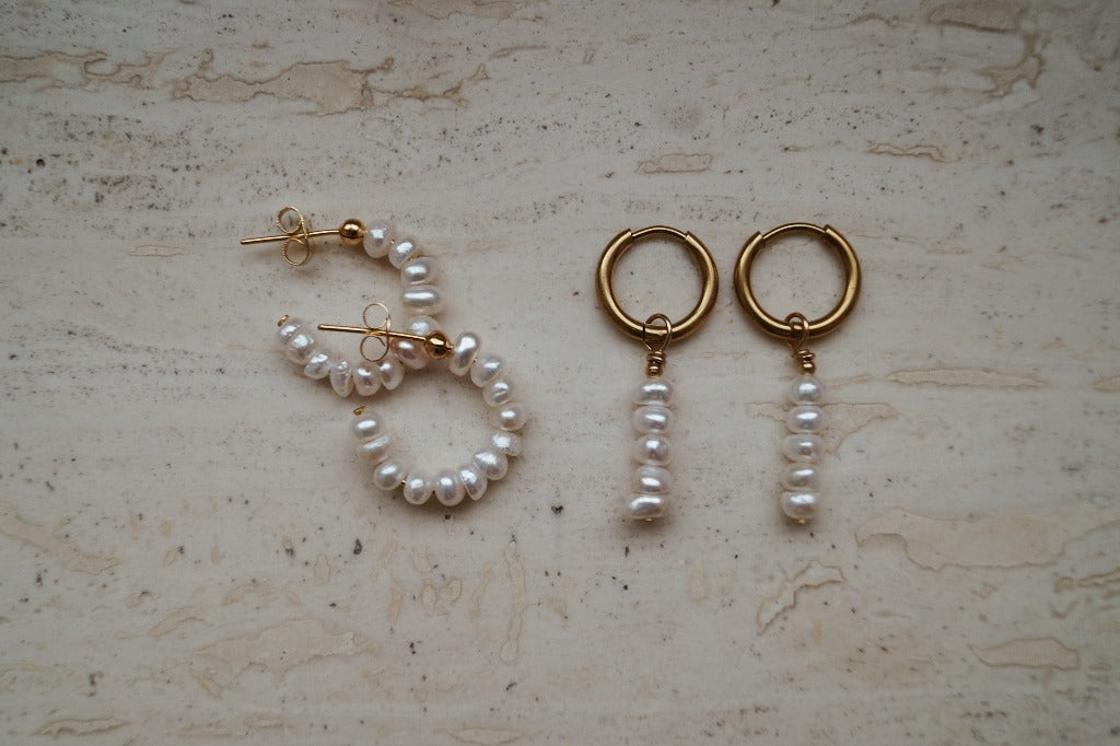 Statement parel oorbellen. Subtiele parel oorbellen. Hoops. Parelhoops. Subtiel sieraad.