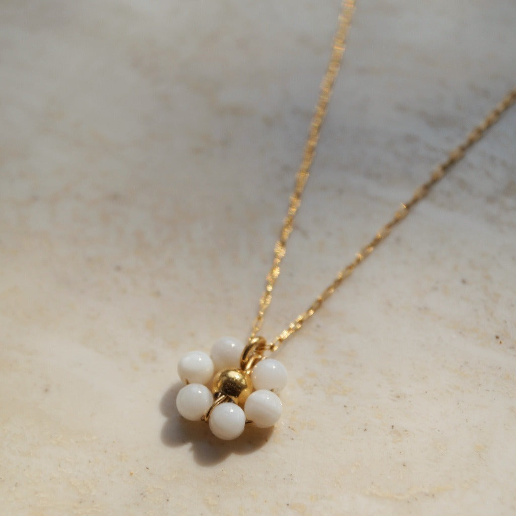 Vivé Flower Necklace. Bloemetjes ketting. Bloemetjes bedel. Witte bedel ketting. Subtiele ketting. Subtiel sieraad. Klassiek sieraad.
