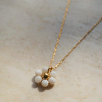 Vivé Flower Necklace. Bloemetjes ketting. Bloemetjes bedel. Witte bedel ketting. Subtiele ketting. Subtiel sieraad. Klassiek sieraad.