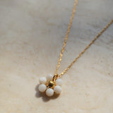 Vivé Flower Necklace. Bloemetjes ketting. Bloemetjes bedel. Witte bedel ketting. Subtiele ketting. Subtiel sieraad. Klassiek sieraad.