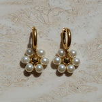 Pearly Flower Earrings. Gouden oorbellen. Klassieke oorbellen. Bloemtjes oorbellen. Parel oorbellen. Subtiel sieraad.