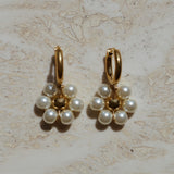 Pearly Flower Earrings. Gouden oorbellen. Klassieke oorbellen. Bloemtjes oorbellen. Parel oorbellen. Subtiel sieraad.
