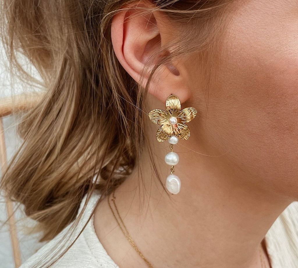 Oorbellen met krachtig bloemmotief, Statement oorringen met elegante bloemen, Bloemenmotief oorbellen met impact, Opvallende bloemen oorhangers met allure, Sierlijke statement oorsieraden met bloemen, Chique bloemige oorbellen voor statement look Oorbellen met krachtige bloemenaccenten Bloemige oorstekers als modeverklaring Gedurfde oorringen met opvallende bloemen Elegante statement oorbellen met bloemenmotief