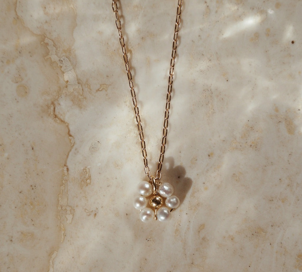 Chique gouden ketting. Bruidssierraad. Parel bloemetjes.