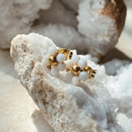Vivé Flower Studs. Bloemetjes oorbellen. Witte oorbellen. Subtiele studs. Klassiek sieraad.