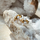 Vivé Flower Studs. Bloemetjes oorbellen. Witte oorbellen. Subtiele studs. Klassiek sieraad.