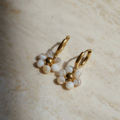 Vivé Flower Earrings. Bloemetjes oorbellen. Witte oorbellen. Subtiele oorbellen. Klassieke oorbellen. Minimalistische oorbellen.