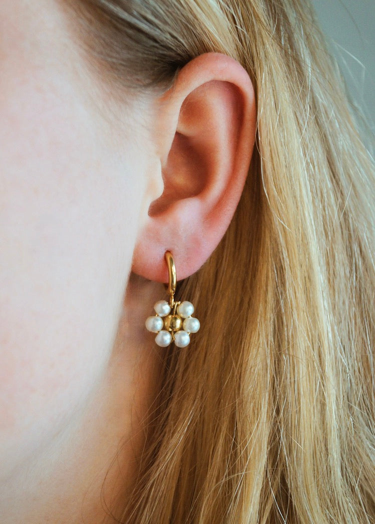 Pearly Flower Earrings. Gouden oorbellen. Klassieke oorbellen. Bloemtjes oorbellen. Parel oorbellen. Subtiel sieraad.