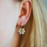 Pearly Flower Earrings. Gouden oorbellen. Klassieke oorbellen. Bloemtjes oorbellen. Parel oorbellen. Subtiel sieraad.