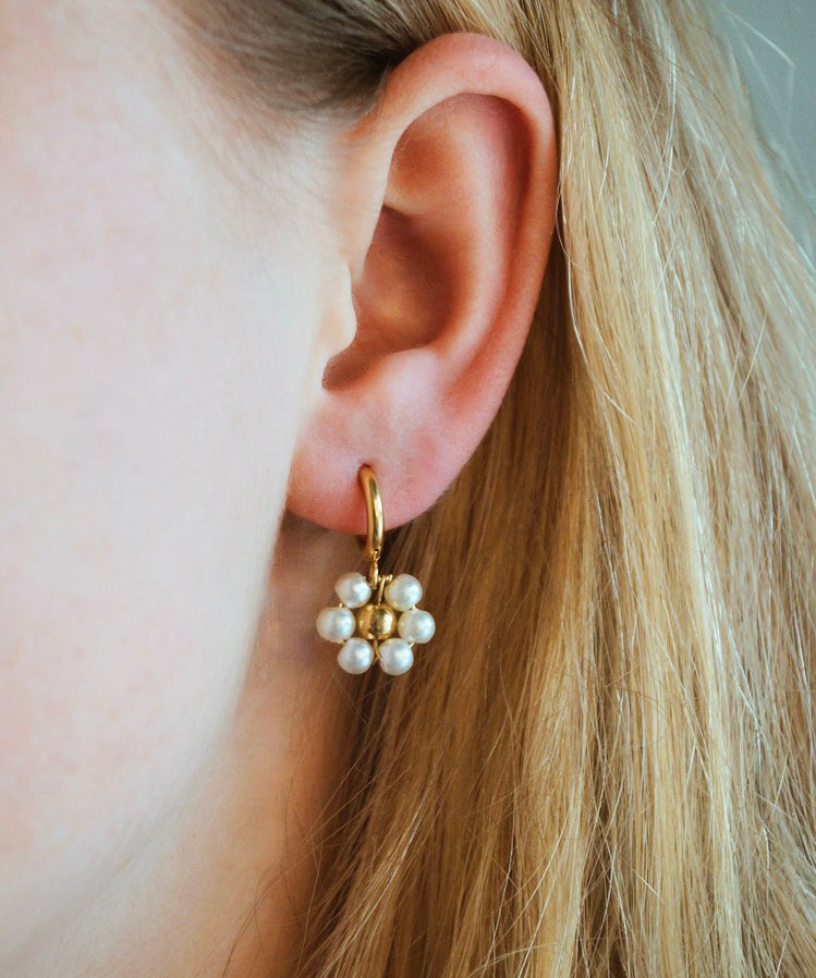 Pearly Flower Earrings. Gouden oorbellen. Klassieke oorbellen. Bloemtjes oorbellen. Parel oorbellen. Subtiel sieraad.