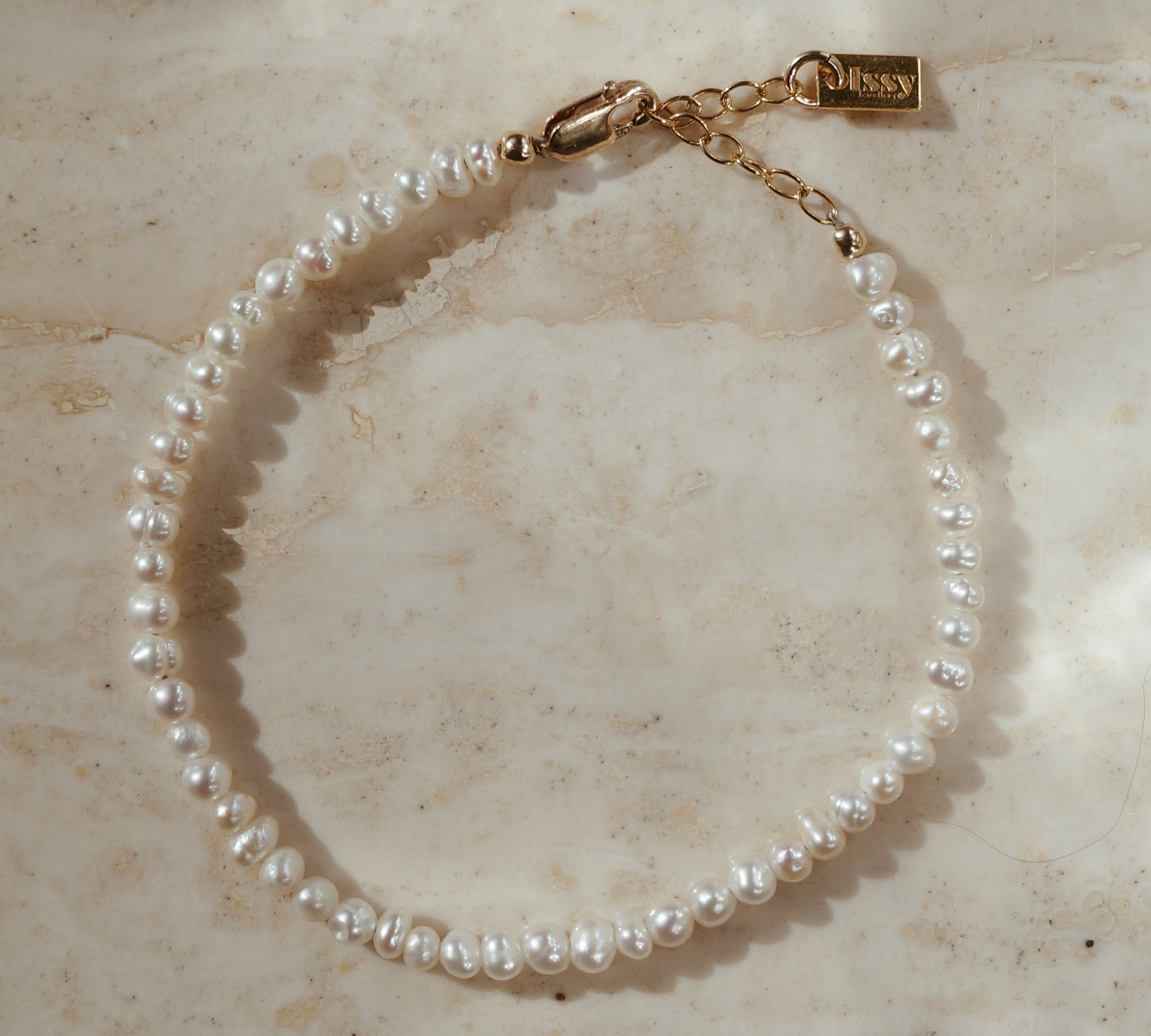 Hoogwaardige parel ketting met gouden afwerkingen. Bruidssieraad.