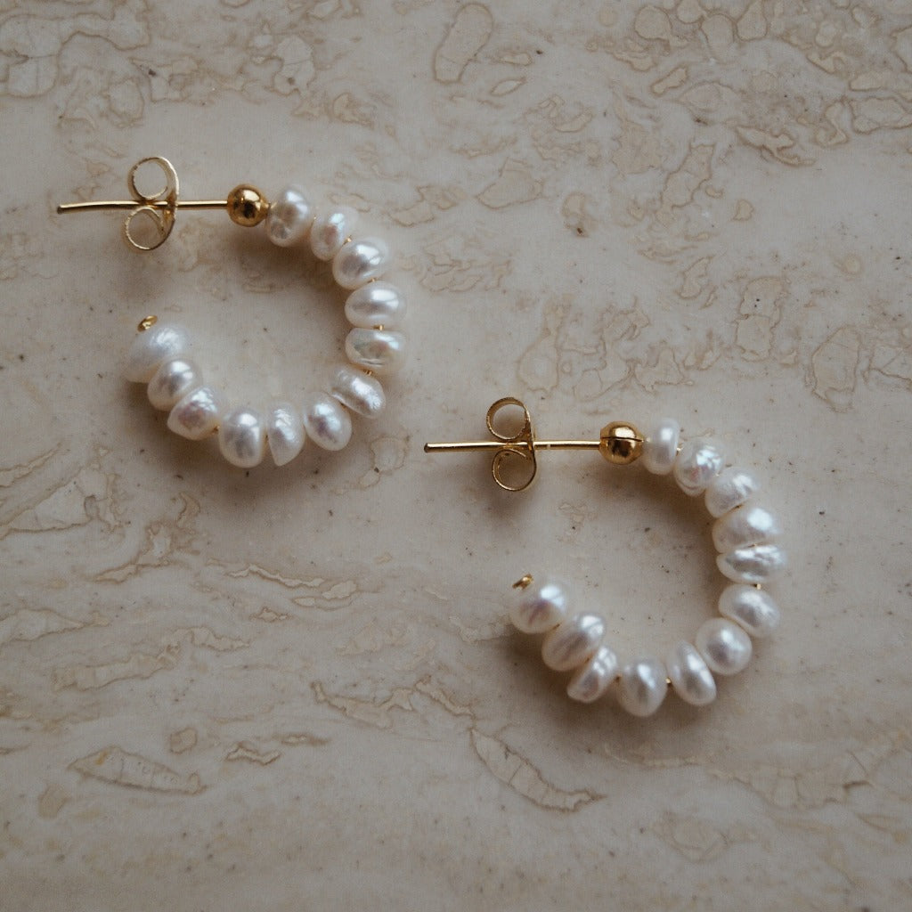 Statement parel oorbellen. Subtiele parel oorbellen. Hoops. Parelhoops. Subtiel sieraad. 