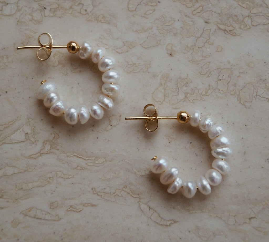 Statement parel oorbellen. Subtiele parel oorbellen. Hoops. Parelhoops. Subtiel sieraad. 