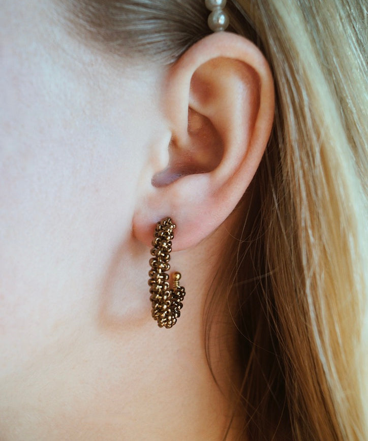 Oorbellen met een cirkel van bruin en bronze miyuki rocailles.